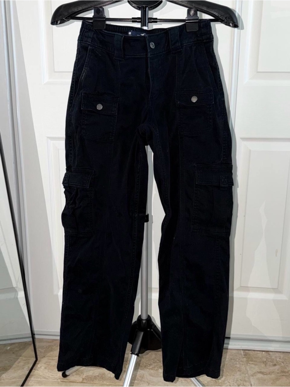 black y2k baggy cargo pants with elastic waist